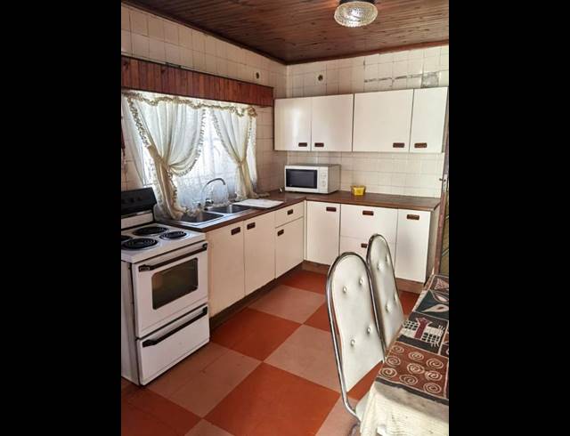 2 BEDROOM PROPERTY TO RENT IN SENAOANE